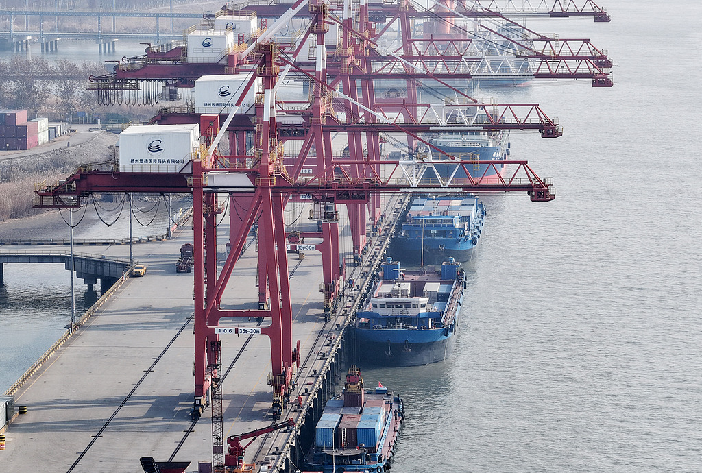 江苏扬州：港口集装箱货物有序装运