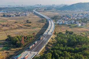 湖南永州：工人铺设沥青路面