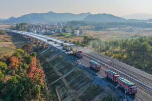 湖南永州：工人铺设沥青路面