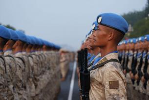 维和部队方队整齐列队等待检阅