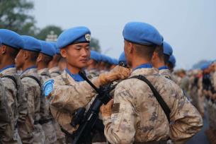 维和部队方队整齐列队等待检阅