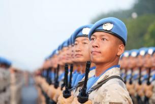 维和部队方队整齐列队等待检阅