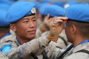 维和部队方队整齐列队等待检阅