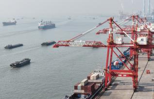 江苏扬州：港口集装箱货物有序装运