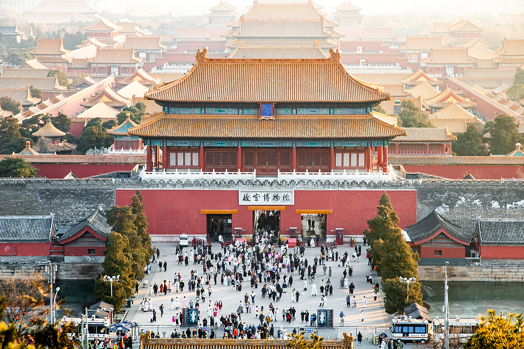 冬日暖阳下 故宫景区游人如织