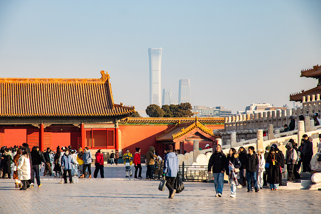 冬日暖阳下 故宫景区游人如织