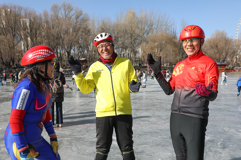 西宁：“银发滑冰队”乐享冬日美好时光