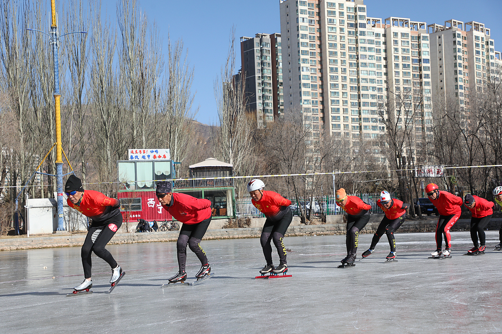 西宁：“银发滑冰队”乐享冬日美好时光
