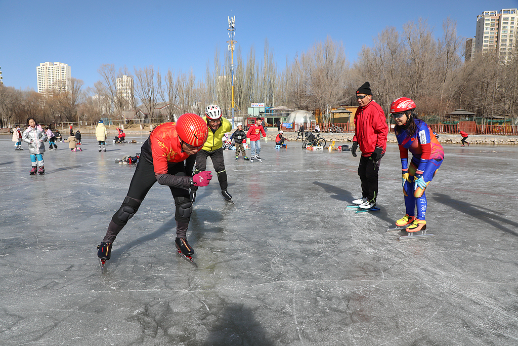 西宁：“银发滑冰队”乐享冬日美好时光