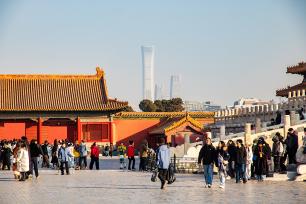 冬日暖阳下 故宫景区游人如织