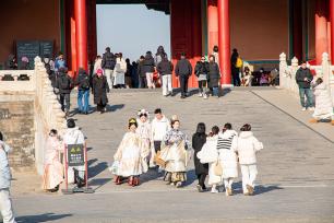 冬日暖阳下 故宫景区游人如织