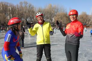 西宁：“银发滑冰队”乐享冬日美好时光