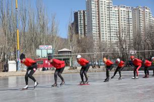 西宁：“银发滑冰队”乐享冬日美好时光