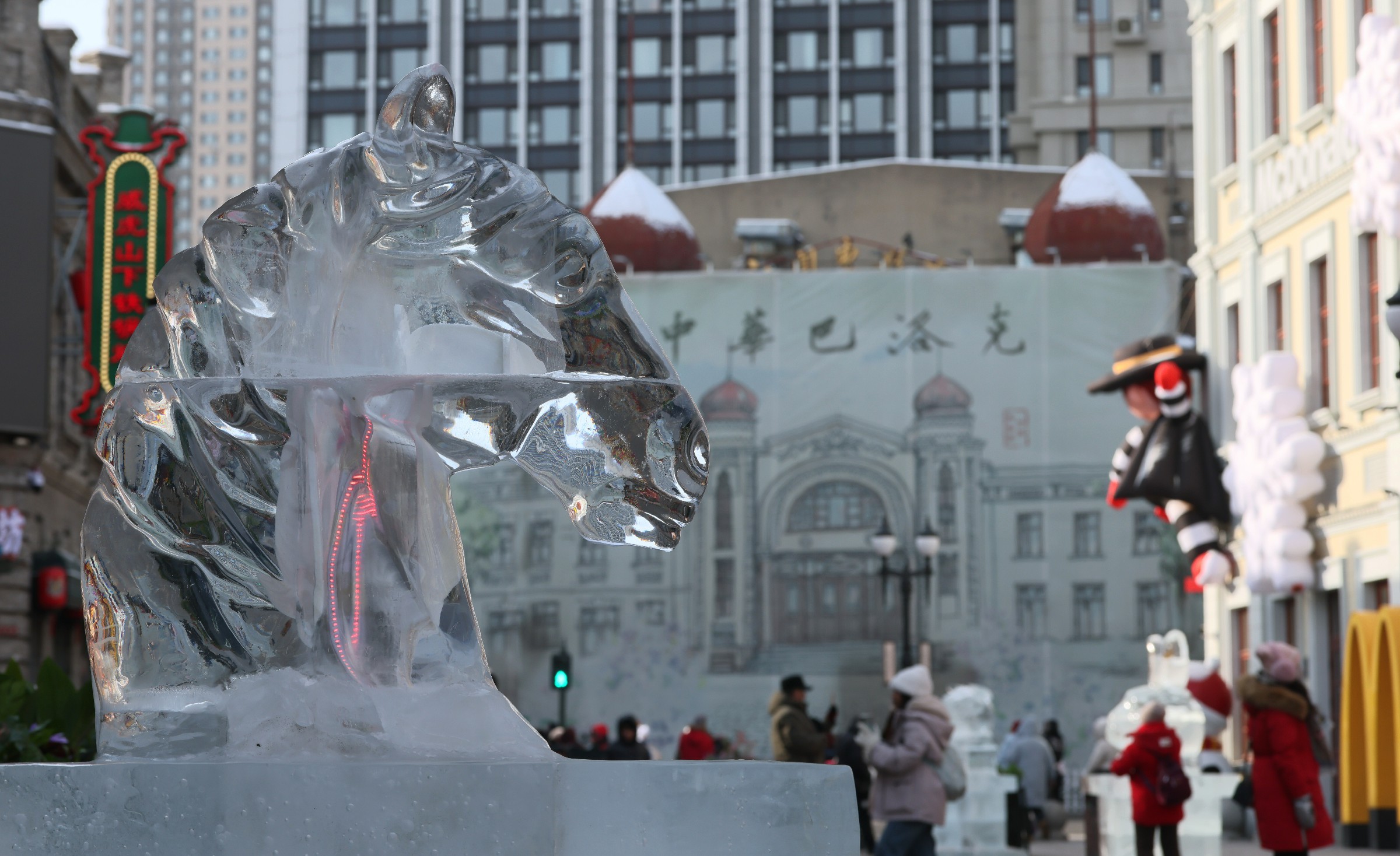 黑龙江哈尔滨：12生肖主题冰雕吸引游客