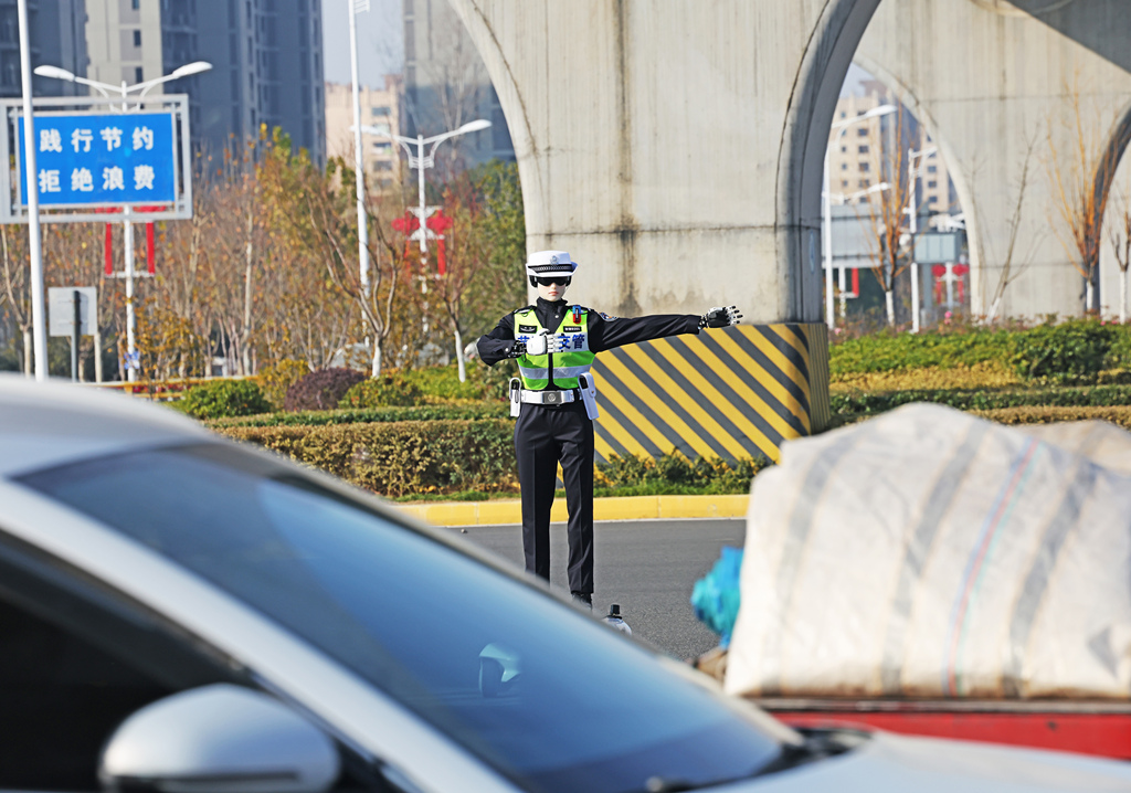 安徽首个AI交通管理机器人亮相芜湖