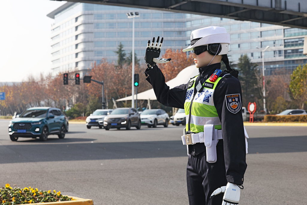 安徽首个AI交通管理机器人亮相芜湖