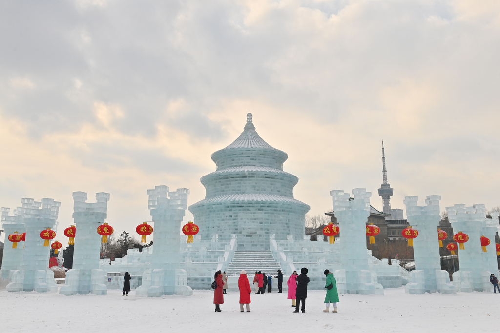 吉林长春：冰雕“祈年殿” 吸引游人打卡