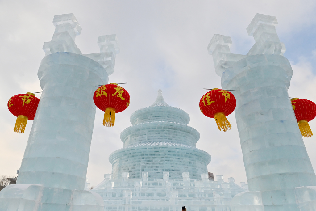 吉林长春：冰雕“祈年殿” 吸引游人打卡