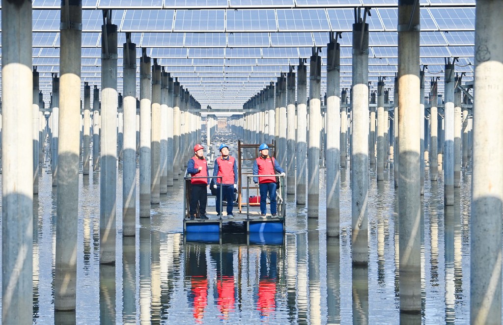 安徽天长：电力工人巡查光伏发电设施