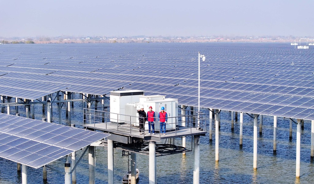 安徽天长：电力工人巡查光伏发电设施