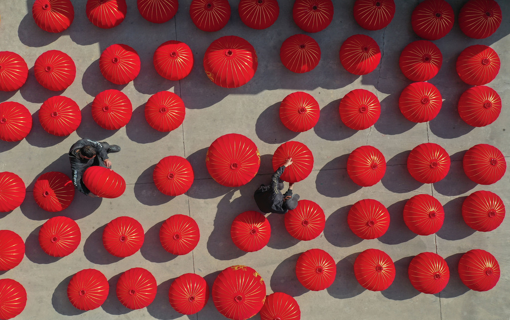 浙江金华：工人赶制节庆红灯笼