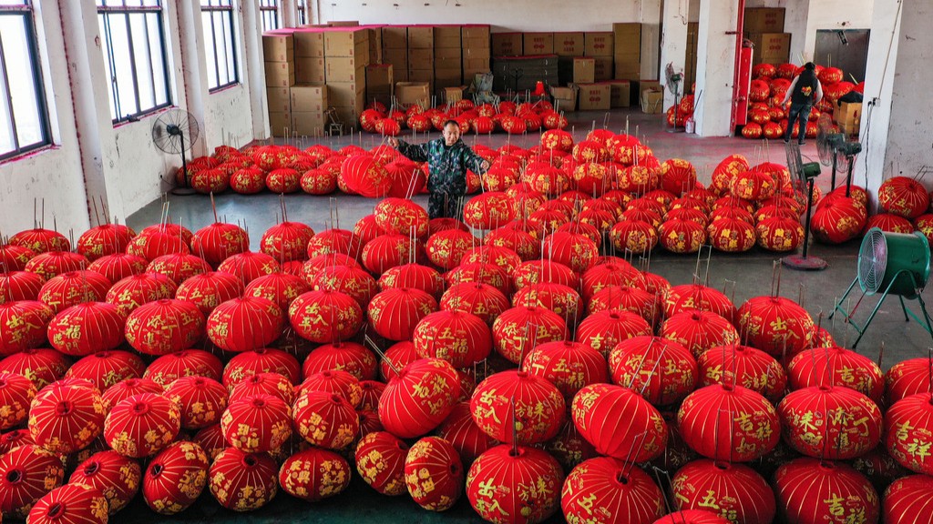 浙江金華：工人趕制節慶紅燈籠
