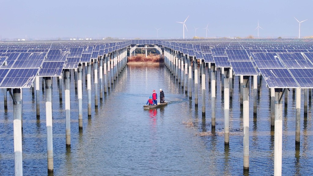 安徽天長：電力工人巡查光伏發電設施