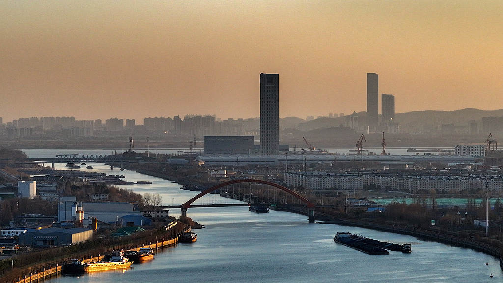 江苏扬州：京杭大运河船只往来如梭