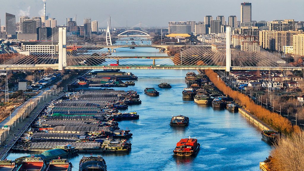 江苏扬州：京杭大运河船只往来如梭