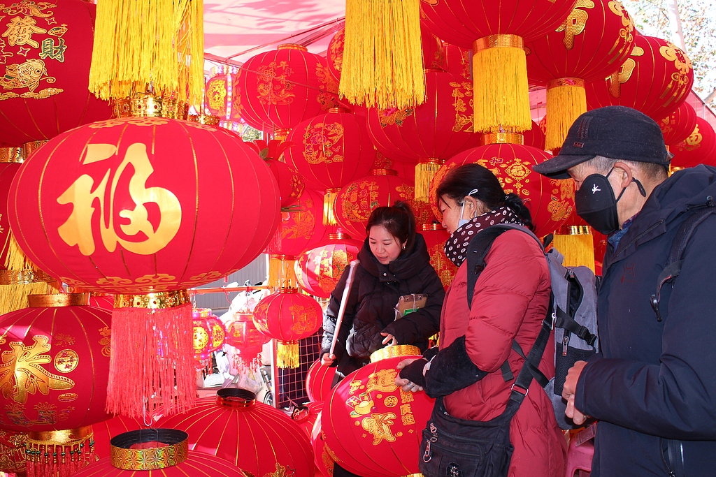 陕西西安：市民选购红灯笼迎新春