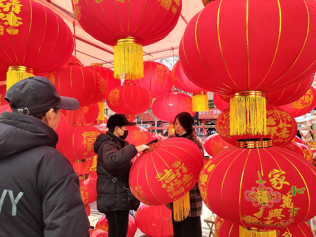 陕西西安：市民选购红灯笼迎新春