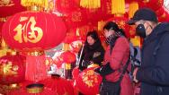 陕西西安：市民选购红灯笼迎新春