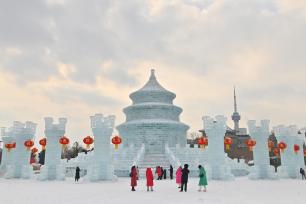吉林长春：冰雕“祈年殿” 吸引游人打卡