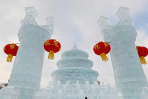 吉林长春：冰雕“祈年殿” 吸引游人打卡