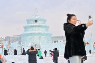 吉林长春：冰雕“祈年殿” 吸引游人打卡
