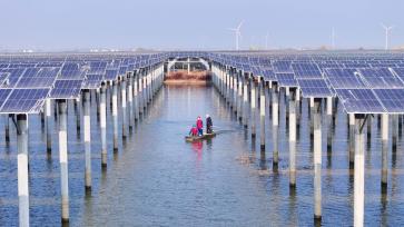 安徽天长：电力工人巡查光伏发电设施