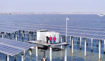 安徽天长：电力工人巡查光伏发电设施