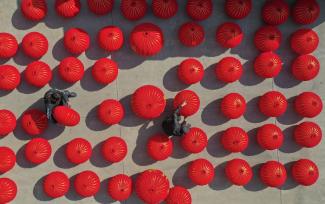 浙江金华：工人赶制节庆红灯笼