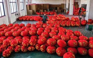 浙江金华：工人赶制节庆红灯笼