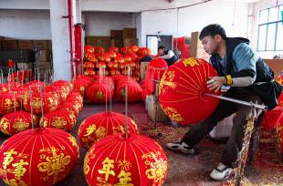 浙江金华：工人赶制节庆红灯笼