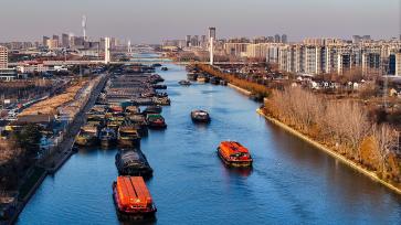 江苏扬州：京杭大运河船只往来如梭