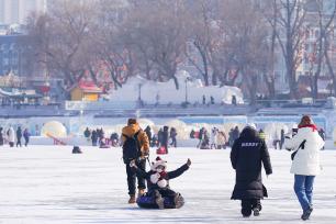 黑龙江哈尔滨：民众乐享冰雪之趣