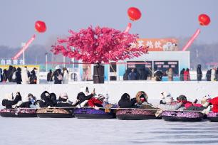 黑龙江哈尔滨：民众乐享冰雪之趣