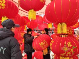 陕西西安：市民选购红灯笼迎新春