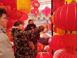 陕西西安：市民选购红灯笼迎新春