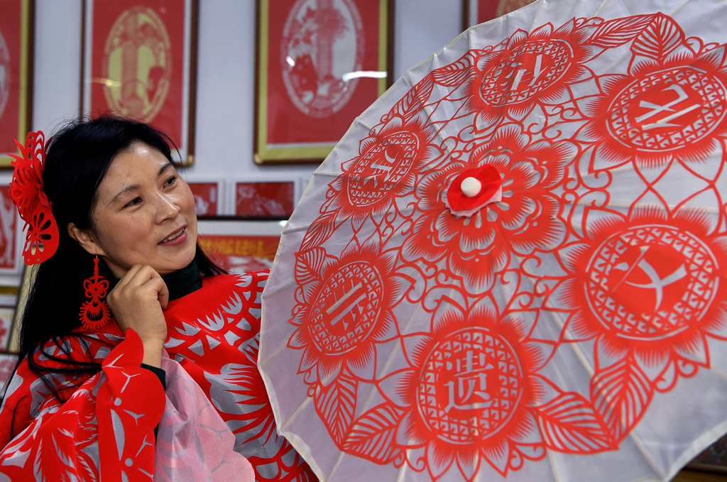 安徽六安：剪纸技艺进山区课堂