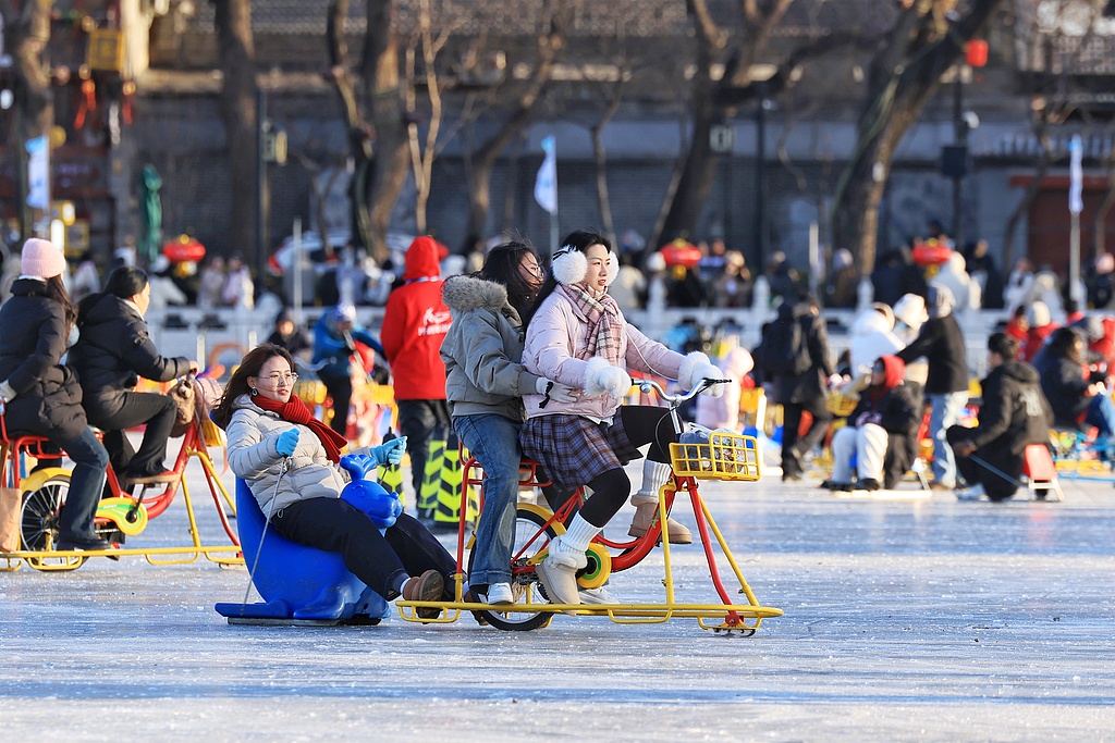 北京：各大冰场开放 市民冬日乐享冰趣