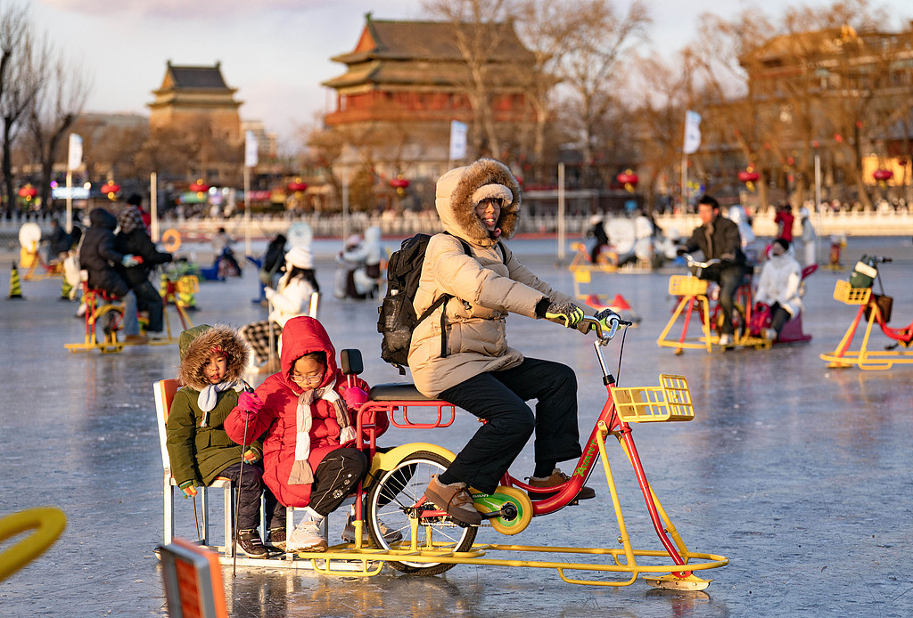 北京：各大冰场开放 市民冬日乐享冰趣
