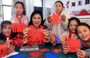 安徽六安：剪纸技艺进山区课堂