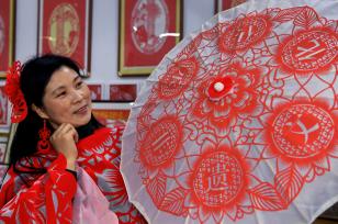 安徽六安：剪纸技艺进山区课堂